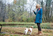 Klara (Wolke Hegenbarth) k&uuml;mmert sich um den kleinen Hund, der ihrer Chefin zugelaufen ist.
