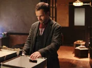 Ein Fall von Kindesentführung beschäftigt Sherlock Holmes (Jonny Lee Miller) ...