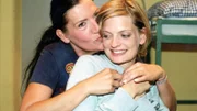 Walter (Katy Karrenbauer, li.) und Manu (Constanze Priester) genießen ihre junge Liebe in vollen Zügen. Doch Wilhelmina ist diese Beziehung ein Dorn im Auge...