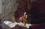 Als Höhlenforscherin und Leiterin der Portugiesischen Gesellschaft für Speläologie kartiert Cristina Lopes unbekannte Höhlensysteme, entdeckt verborgene Gänge und erkundet faszinierende Tropfsteinformationen.