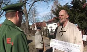 Volker (re.) möchte nicht, daß der Schornsteinfeger zu ihm ins Haus kommt. Reine Schikane, findet er!