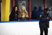 Sheryll Barnes (Roxy Sternberg, l.); Nina Chase (Shantel VanSanten, r.)