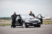 Die Kommissare Kottke (links: Marek Erhardt) und Neuhaus (rechts: Mike Hoffmann) sind vom Polizeipräsidenten damit beauftragt worden, hohen Besuch aus Russland während seines Flensburgaufenthalts Polizeischutz zu gewähren.