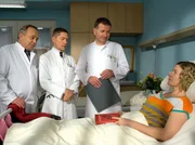 Als Dr. Heilmann (Thomas R&uuml;hmann, 3. von links) und Prof. Simoni (Dieter Bellmann, links) mit Dr. Kaminski (Udo Schenk) in das Zimmer von Katja Marquardt (Astrid M. F&uuml;nderich, rechts) kommen, scheinen sich zwei Gleichgesinnte im Wortgefecht gefunden zu haben. Dr. Kaminski und Katja Marquardt pr&uuml;fen sich polemisch.