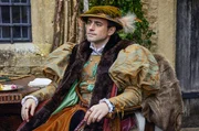 Gregory Cromwell (Charlie Rowe) verbringt Zeit mit seiner Halbschwester und erzählt ihr Geschichten.
