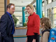 Sarah Marquardt (Alexa Maria Surholt) nimmt ihren Sohn Bastian (Johann Lukas Sickert, rechts) mit ins Büro. Als sie im Foyer auf Benjamin Wittenberg (Till Demtröder) treffen, staunt er nicht schlecht. Dass seine neue Liebe Sarah einen Sohn hat, ist ihm neu.