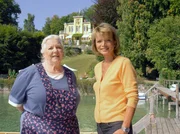 Antonia (Uschi Glas, re.) und Regina (Ruth Drexel) sind m&auml;chtig stolz auf ihr Hotel mit Seezugang.
