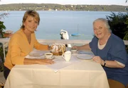 Bis unter die Dachziegel haben sich Antonia (Uschi Glas, li.) und Regina (Ruth Drexel) verschuldet, um ihren Traum zu verwirklichen: Sie haben sich in ihre schmucke Chiemsee-Villa verliebt und mit viel Geschmack in ein "Kleines Hotel am gro&szlig;en See" umgebaut.