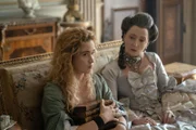 Camille (Alice Englert, l.)