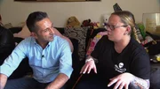 Nach dem Tod von Stephanies,re. Mutter und dem Zusammenstoß mit einem Geisterfahrer, will nichts mehr gelingen. Trödeltruppexperte Mauro,li. kommt zur Hilfe.