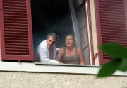 ARD STURM DER LIEBE Folge 1383, am Dienstag (27.09.2011) um 15.10 Uhr im Ersten. André (Joachim Lätsch, l.) und Lena (Johanna Bönninghaus, r.) müssen sich aus dem Fenster retten - Lena hat allerdings eine Panikattacke.