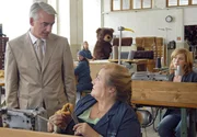 Der neue Manager Sandmann (Christoph M. Ohrt) versucht, die aufmüpfige Marie (Marianne Sägebrecht) einzuschüchtern.