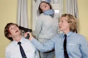 Irene Hermann alias "Rote Mamba"(Peggy Lukac, re.) fackelt nicht lange und will Jutta Adler (Claudia Loerding, li.) und Annabelle (Bettina Lohmeyer) aus dem Weg räumen...