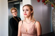 Leonie (Julia Moffatt, r.) verlässt überstürzt das Haupthaus der Verhovens. Was ist passiert?