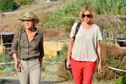 Annika Bengtzon (Malin Crépin) nimmt in Spanien mit der aus Schweden stammenden Vibeke Jensen (Charlotte Fich) auf.