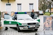 Hubert (Christian Tramitz, r.) und Jungblut (Jeanne Goursaud) ermitteln im Kino