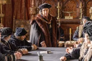 Im House of Lords finden hitzige Debatten über die bevorstehende Hochzeit von Henry VIII. statt, die Cromwell (Mark Rylance, Mi.) befürwortet hat.