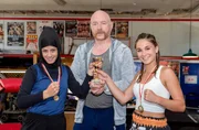Nuray (Derya Flechtner, l.) und Leonie (Cosima Henman, r.) träumen von einer Karriere im Boxring. Boxtrainer Volker (Rainer Sellien, M.) soll ihnen dabei helfen.