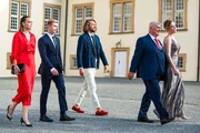Die Gastgeberfamilie begrüßt ihre Gäste auf der 70. Jubiläumsfeier ihres Unternehmens. V.l.: Livia Verhoven (Livia Matthes), Paul Verhoven (Lennart Betzgen), Alexander Verhoven (Frederik Götz), Robert Verhoven (Heinz Hoenig) und Eva Verhoven (Stephanie Japp).