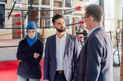 Kadir Demir (Volkan Isbert, M.) ist nicht damit einverstanden, dass seine kleine Schwester Nuray (Derya Flechtner, l.) boxt (mit Ingo Naujoks, r.).