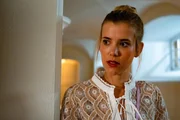 Josefin (Sina Zadra) irrt duch das Schloss Königsbrunn.