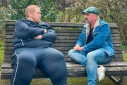 Dr. Heinz- Wilhelm Esser (r) trifft sich mit Patrick Barian (40), der in seinen schlimmsten Zeiten 400 kg wog. Vor 1,5 Jahren hat er einen Antrag auf Erstattung der Kosten für die sogenannte Abnehmspritze gestellt. Absage. Daraufhin suchte er sich juristischen Beistand und klagte. Mit Erfolg. Schon über 90 kg hat er seitdem verloren. Dr. Heinz- Wilhelm Esser (r) trifft sich mit Patrick Barian (40), der in seinen schlimmsten Zeiten 400 kg wog. Vor 1,5 Jahren hat er einen Antrag auf Erstattung der Kosten für die sogenannte Abnehmspritze gestellt. Absage. Daraufhin suchte er sich juristischen Beistand und klagte. Mit Erfolg. Schon über 90 kg hat er seitdem verloren.