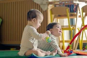 In Hoeilaart, einem Vorort von Brüssel, kauften Eltern, die von der Insolvenz der Montessori-Einrichtung „Neokids“ betroffen waren, die Kindertagesstätte zurück und gründeten eine Genossenschaft.