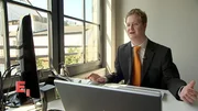 Mit 16 Jahren entwarf Sven bereits erste Projekte für Werbekunden, jetzt führt er eine GmbH. Neben der Arbeit studiert Sven Jura - er wird stets von neuen Ideen getrieben, Motivationslosigkeit kann er nicht nachvollziehen.