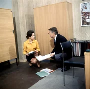Sylvia Eisenberger (Hermi, Fredys Sekretärin), Peter Weck (Fredy Haslinger).