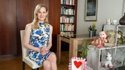 Nina, 48, IT-Expertin aus Wien, ist auf der Suche nach einer liebevollen, zu ihr passenden Seele: „Da ist es egal, ob sich ein Mann oder eine Frau meldet.“ Für die sympathische IT-Expertin zählt, dass auch ihr Gegenüber aufmerksam, selbstbewusst, klug und spontan ist: „Eine Person, die positiv durchs Leben geht.“ Viele Jahre lang hatte Nina das Gefühl, mit einer Maske durchs Leben gehen zu müssen: „Das Universum hat sich bei mir einen Scherz erlaubt und mich die ersten 42 Jahre meines Lebens in den falschen Körper gesteckt.“ Heute lebt sie selbstbestimmt als Frau. In der Liebe ist die elegante Wienerin offen: „Ich hätte gerne eine stimmige Person, die mit sich selbst im Reinen ist.“ Optisch gefallen ihr bei Männern sowohl Glatze als auch grau meliertes Haar, bei Frauen mag sie lange Haare: „Obwohl es auch attraktive Frauen mit Kurzhaarschnitt gibt.“ Was das Alter betrifft, darf der oder die Zukünftige gerne bis zu zehn Jahre jünger oder bis zu sieben Jahre älter sein als sie selbst. „Ich bin auch ein Nachtvögelchen und geh gern tanzen“, verrät die lebensfrohe 48-Jährige – und beweist das gleich in ihrem „Liebesg’schichten-Porträt“. Nina ist bereit für ein neues Kapitel – und hofft darauf, ihren persönlichen Lebensmenschen zu finden. Voller Vorfreude blickt sie dem entgegen, was das Leben noch bereithält. Beide Daumen sind gedrückt.