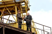 Boris Drowski: (rechts: Pjotr Olev) übergibt Werftbesitzer Michael Krüger (Josef Baum) einen Umschlag.
