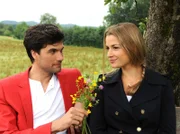 ARD STURM DER LIEBE FOLGE 1381, am Freitag um 15:10 Uhr im ERSTEN. Moritz (Moritz Tittel, l.) heitert die melancholische Theresa (Ines Lutz, r.) auf.