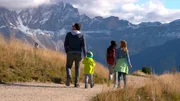 Die Dolomiten, Meran und Bozen, Apfelstrudel und ein Speckfest - es gibt viele Gründe, Südtirol zu lieben. Eine Reise in eine atemberaubende Berglandschaft und zu leckerer alpenländischer Küche. - Die Dolomiten sind ein idealer Ort zum Wandern.