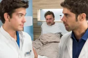 Niklas (Roy Peter Link, re.) rügt Ben (Philipp Danne, li.) für die "Konfrontationstherapie" an seinem Angstpatienten Theo Ortlieb (Thomas Schmuckert, mi.).