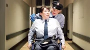 Die scheinbar liebevolle Zuwendung ihrer jetzigen und ehemaligen Kollegin Herrmann (Peggy Lukac, oben) ist Schiller (Karin Oehme) mehr als unheimlich...