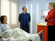 Sarah (Alexa Maria Surholt, rechts) und Benjamin Wittenberg (Till Demtröder) sagen Sabine Berlitz (Bärbel Schleker), dass ihr Mann Robert auch in der Sachsenklinik liegt. Die beiden leben seit einem Jahr getrennt und Robert weiß nicht, dass er Vater geworden ist.