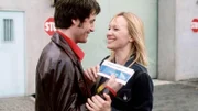 Annika (Sylwia von Wildburg) trifft überglücklich ihren Sven (Ben Zimmermann), der ihr als Liebesbeweis ein Blankoticket für eine Reise geschenkt hat, wenn sie endlich entlassen wird...