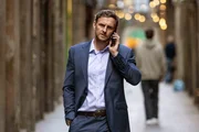 Sam Henderson (Steven Cree), neuer britischer Generalkonsul in Barcelona, führt merkwürdige Telefonate und hat Geheimnisse vor seinem Stab.