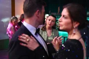 Ben (Jörg Rohde) muss seinen Flirt mit Gabriella (Bianca Hein, r.) notgedrungen unterbrechen. In der Mitte Lucie (Julia Wiedemann)