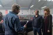 Ekki (Oliver Korittke, M.) und Alex (Ina Paule Klink, r.) bieten dem insolventen Kfz-Mechaniker Hartung (Johannes Zeiler, l.) an, dass sie gemeinsam gegen "Beiderbeke News" klagen können. Das virale Video von Ekki und Hartung soll nicht weiter verbreitet werden.