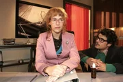 Lisa (Alexandra Neldel, l.) versucht Rokkos (Manuel Cortez, r.) Rat zu folgen und sich David aus dem Kopf zu schlagen. (Dieses Foto von Alexandra Neldel darf nur in Zusammenhang mit der Berichterstattung über die Serie "Verliebt in Berlin" veröffentlicht und verbreitet werden.)