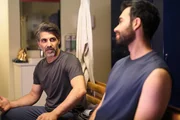 Ferhat (Harun Yildirim, l.) ist bemüht entschlossen, mit Ute abzuschließen. Rechts Baris (Metehan Demiröz)