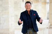 Entertainer und Moderator Stefan Mross blickt zurück auf einen klang- und humorvollen Schlagersommer und zeigt die Höhepunkte der großen Unterhaltungsshow "Immer wieder sonntags".