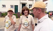 Nina (li.), ihre Mutter Erika und der Trödelexperte Otto Schulte