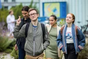 Olli (Arne Kerstész) kann Ivo (Jakob D'Aprile), Sofia (Olivia Papoli-Barawati) und Tamar (Linda Kummer) stolz von seinem Erfolg berichten! (v.l.n.r.)