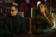 Der Musikvideo-Regisseur Denis (Denis Moschitto, l.) und Sabrina Setlur (Sabrina Setlur, l.) hören konzentriert Maschas neuem Song zu.