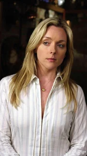 Eine wohlhabende, alte Dame wird erdrosselt aufgefunden. In der Vergangenheit wurden gleich mehrere Frauen auf ähnliche Weise ermordet. Hat Emma Spevak (Jane Krakowski) irgendetwas damit zu tun?
