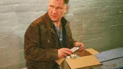 Jörg (Armin Dallapiccola) vertauscht Denises Vitaminpräparate mit Abtreibungspillen, damit Denise ihr Kind verliert...