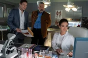 Nicht nur die Kommissare Hansen (Igor Jeftić, l.) und Stadler (Dieter Fischer, M.) sind über das Untersuchungsergebnis erstaunt, sondern auch Rechtsmedizinerin Atay (Sevda Polat, r.) selbst: Das Blut, das am Tatort gefunden wurde, war zuvor tiefgefroren.