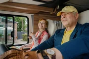 Gundula (Andrea Sawatzki, l.) freut sich auf einen Kurzurlaub mit ihrem Göttergatten Gerald (Axel Milberg, r.), auch wenn es statt einem romantischen Hotelaufenthalt nur ein Ausflug im Camper wird.